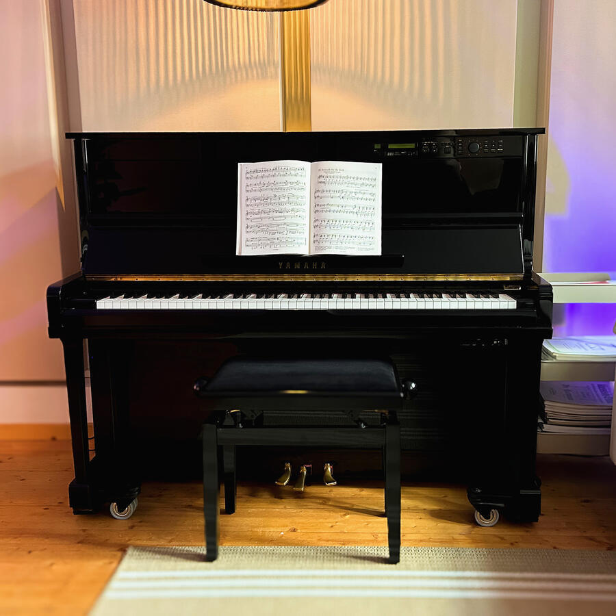 Schwarzes Yamaha Klavier mit geöffnetem Notenbuch im Unterrichtsraum der ARTIQ Musikschule in Mainz.