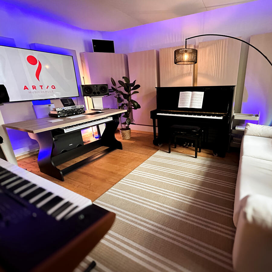 Moderner Klavierunterrichtsraum in Mainz-Finthen Heller Unterrichtsraum der ARTIQ Musikschule mit Yamaha Klavier, Sofa, Teppich und Studiolicht.